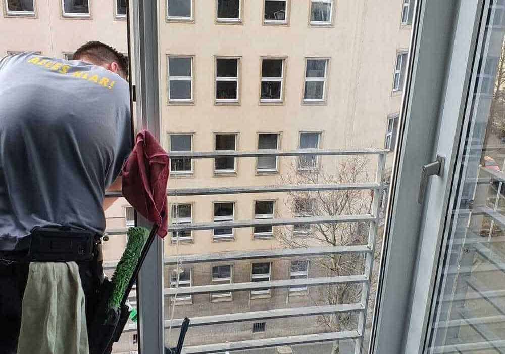 Glas- und Gebäudereinigung Berlin

Die komplette Gebäudereinigung aus einer Hand führen wir für Sie in Berlin und Umgebung aus. Wir kümmern uns gern um die Komplettreinigung Ihres Gebäudes oder für Teilbereiche der Gebäudereinigung, wie z.B. Treppenreinigung, Büroreinigung oder Glasreinigung. Vereinbaren Sie unverbindlich einen Termin und wir erstellen mit Ihnen gemeinsam die gewünschten Aufgaben für Ihre Gebäudereinigung.
Mit unseren langjährigen Erfahrungen und Kenntnissen im Bereich der Gebäudereinigung sorgt die MFG Glas- und Gebäudereinigung GmbH in Berlin nachhaltig für Ordnung und Sauberkeit. Nicht selbstverständlich; Gründlichkeit wird bei uns groß geschrieben! Denn nur Qualität sorgt für zufriedene Auftraggeber. überzeugen Sie sich