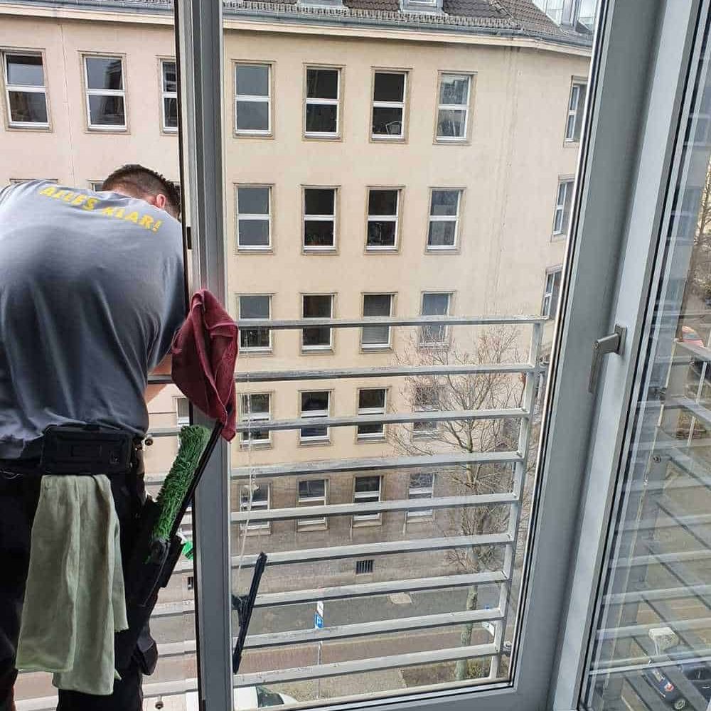 Glas- und Gebäudereinigung Berlin

Die komplette Gebäudereinigung aus einer Hand führen wir für Sie in Berlin und Umgebung aus. Wir kümmern uns gern um die Komplettreinigung Ihres Gebäudes oder für Teilbereiche der Gebäudereinigung, wie z.B. Treppenreinigung, Büroreinigung oder Glasreinigung. Vereinbaren Sie unverbindlich einen Termin und wir erstellen mit Ihnen gemeinsam die gewünschten Aufgaben für Ihre Gebäudereinigung.
Mit unseren langjährigen Erfahrungen und Kenntnissen im Bereich der Gebäudereinigung sorgt die MFG Glas- und Gebäudereinigung GmbH in Berlin nachhaltig für Ordnung und Sauberkeit. Nicht selbstverständlich; Gründlichkeit wird bei uns groß geschrieben! Denn nur Qualität sorgt für zufriedene Auftraggeber. überzeugen Sie sich